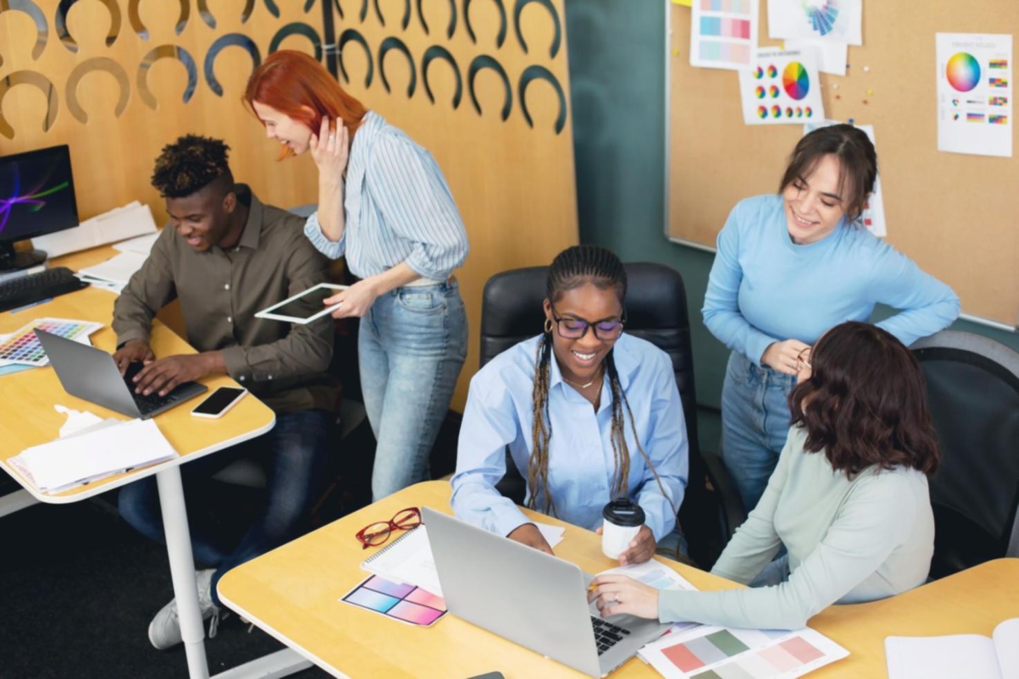 Team che lavora su una strategia SEO in una sessione di masterclass