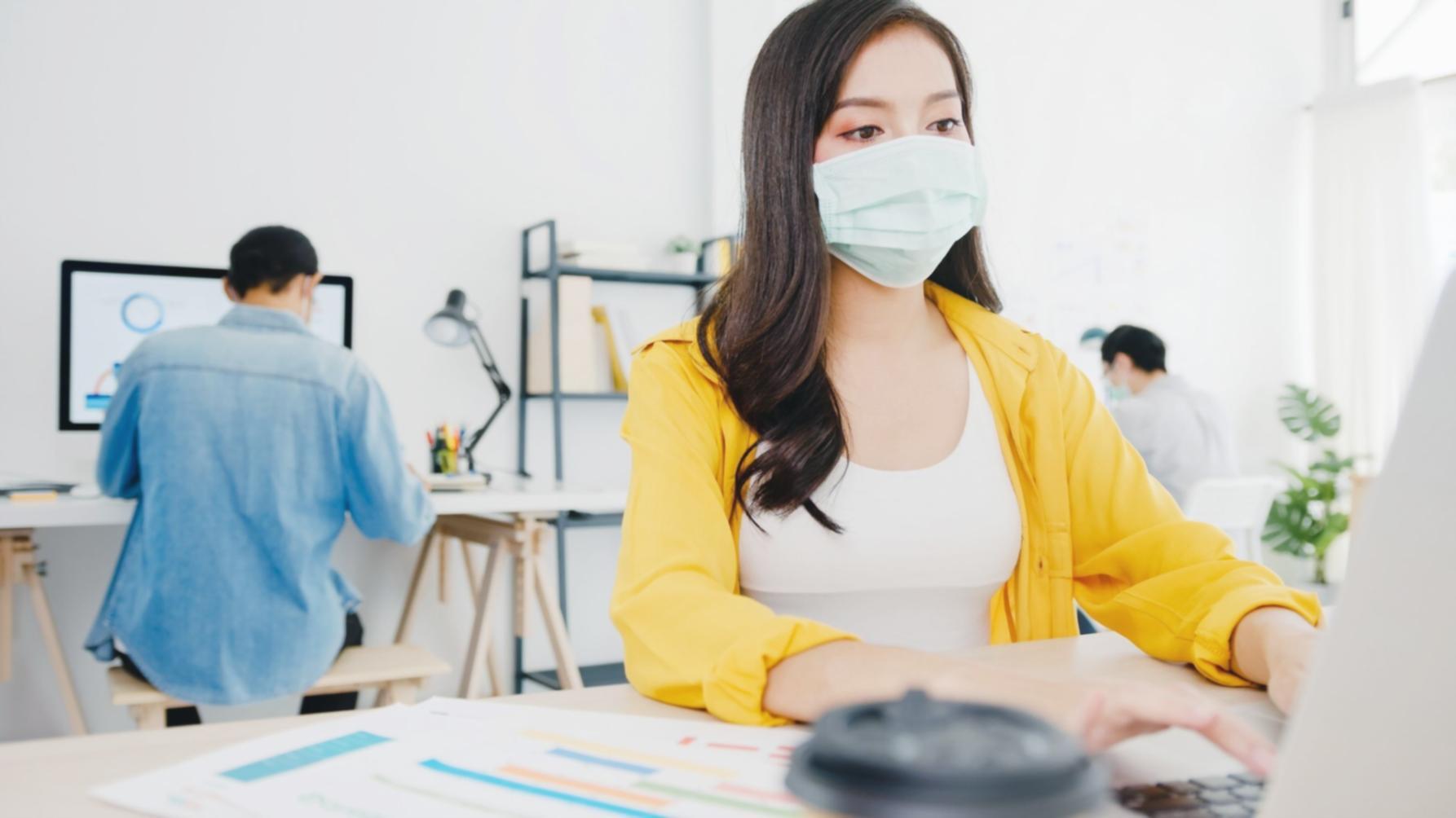 Team di esperti SEO al lavoro su strategia di contenuto